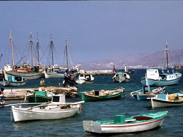 Tàu thuyền neo đậu tại Mykonos để phục vụ khách du lịch.