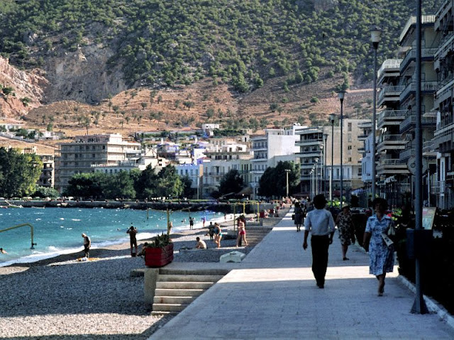 Nhiều du khách trong nước và quốc tế tới Loutraki, Hy Lạp nghỉ dưỡng.