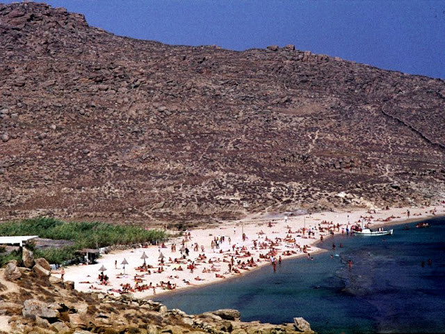 Bãi biển ở Mykonos thu hút nhiều người tới vui chơi, tắm biển...