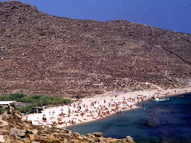 Bãi biển ở Mykonos thu hút nhiều người tới vui chơi, tắm biển...