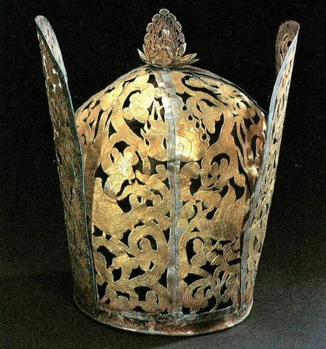 Khi mở nắp quan tài trong lăng mộ, các chuyên gia vô cùng bất ngờ khi nhìn thấy thi hài vợ chồng Trần Quốc công chúa. Trong đó, công chúa nhà Liêu đội vương miện vàng, tai đeo khuyên trân châu, tay đeo vòng vàng... Phò mã họ Tiêu được chôn cất với mặt nạ vàng quý hiếm.