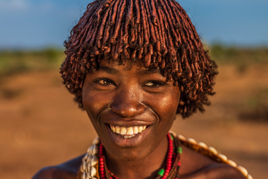 Với dân số khoảng 20.000 người, bộ tộc Hamar sống ở thung lũng sông Omo, Ethiopia, tiếp giáp với Kenya và Nam Sudan. Bộ lạc này có nhiều tập tục truyền thống được lưu truyền qua nhiều thế hệ.