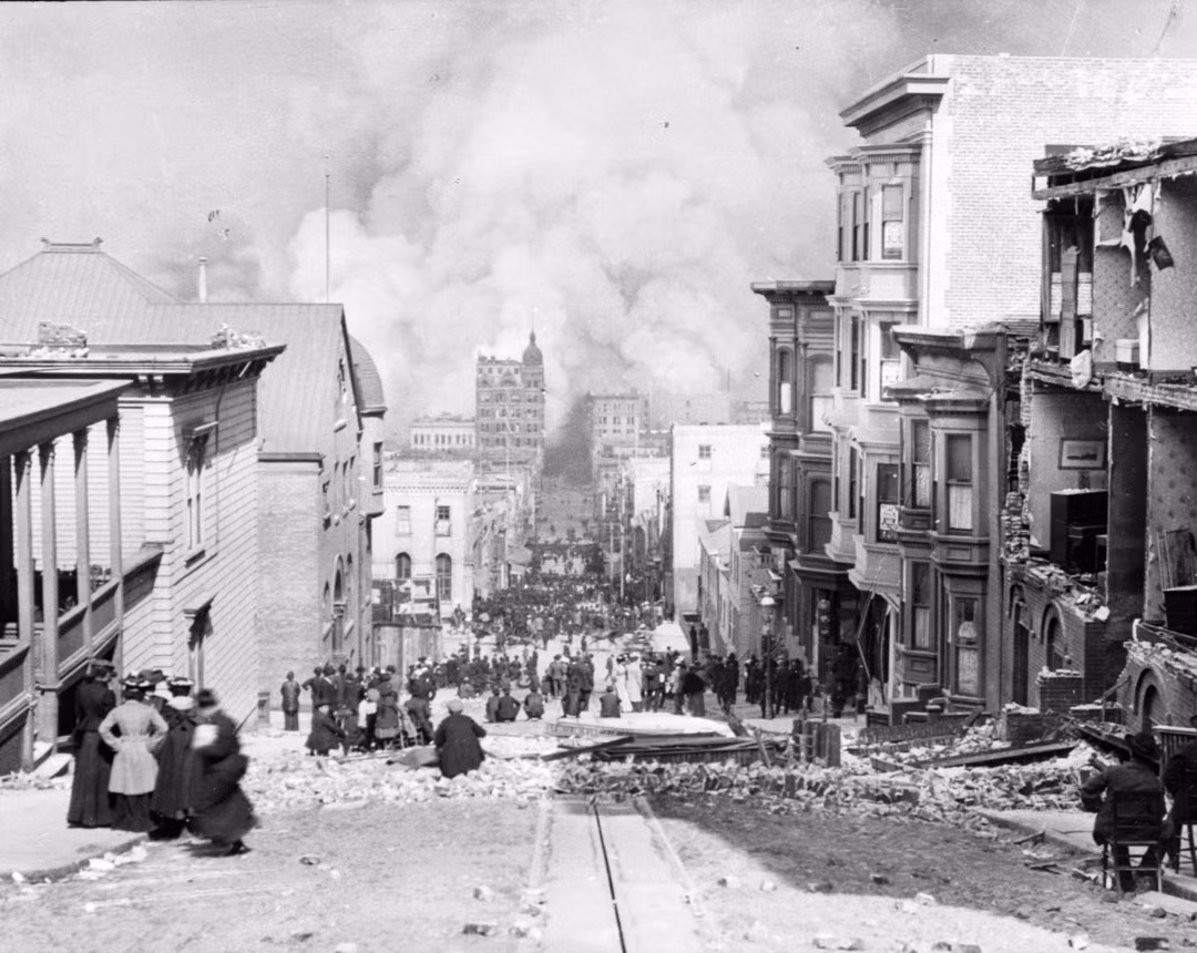 Năm 1906, San Francisco rung chuyển bởi một trận động đất mạnh làm chấn động Bờ Tây nước Mỹ. Trận động đất đã dẫn đến một số vụ hỏa hoạn. Theo ước tính, các đám cháy đã thiêu rụi hơn 25.000 tòa nhà và cướp đi sinh mạng của khoảng 3.000 người. Ảnh: Public Domain.