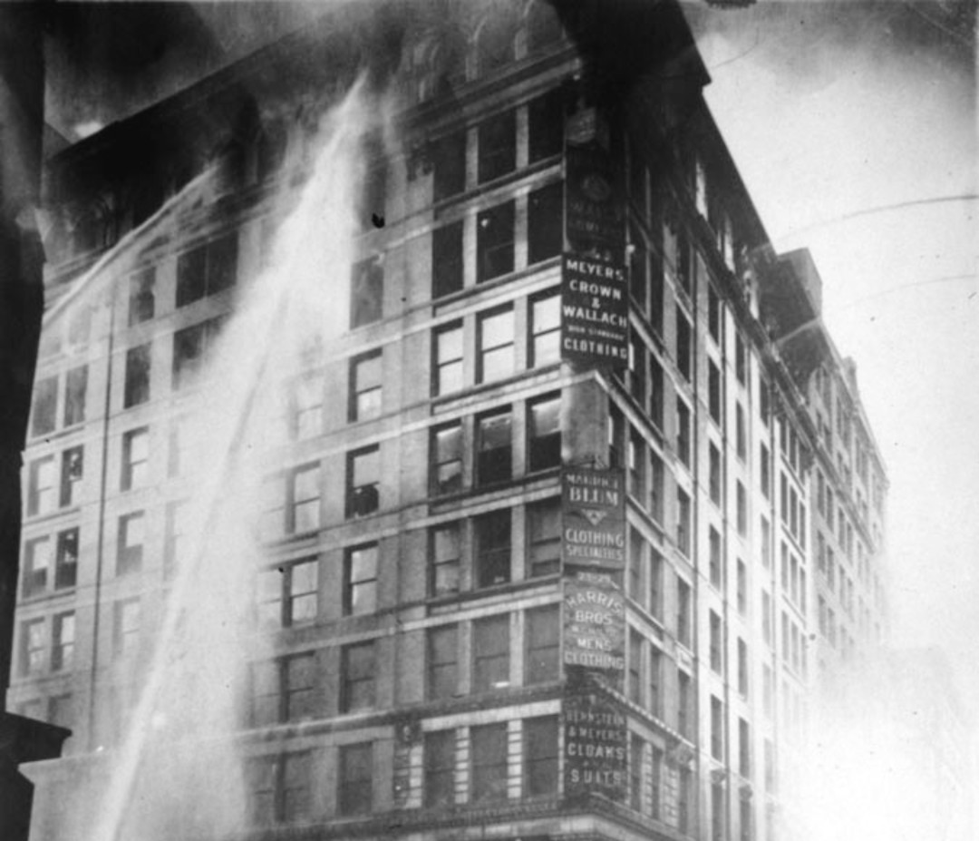 Vụ cháy nhà máy Triangle Shirtwaist ở New York, Mỹ năm 1911 đã khiến ít nhất 123 phụ nữ và 23 nam giới đã thiệt mạng. Một số lối thoát hiểm đã bị khóa khi xảy ra vụ cháy khiến số nạn nhân thiệt mạng cao. Ảnh: Public Domain.