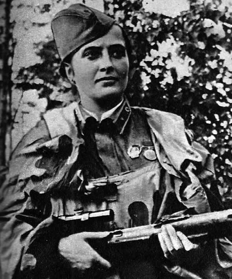 Thậm chí, khi còn đi học, Lyudmila còn bị thầy cô giáo đánh giá là một "học sinh ngang bướng". Vào năm 14 tuổi, gia đình bà chuyển về sống tại thành phố Kiev. Sau đó, bà làm việc trong một xưởng sản xuất đạn dược của quân đội.