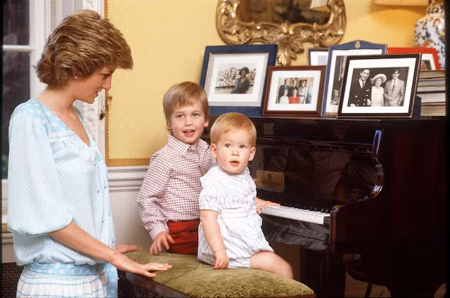 Công nương Diana dạy đàn cho 2 con trai.