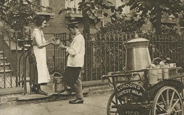 Người giao sữa cẩn thận giao hàng cho một khách hàng ở London, Anh vào khoảng năm 1926-1927.