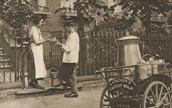 Người giao sữa cẩn thận giao hàng cho một khách hàng ở London, Anh vào khoảng năm 1926-1927.