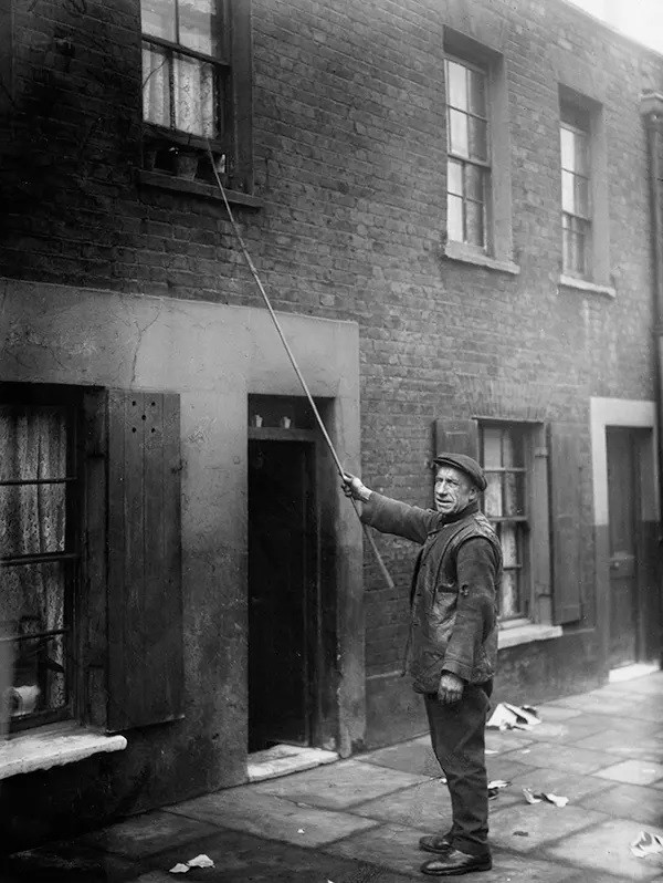 Đến những năm 1940 - 1950, nghề báo thức dần mai một.