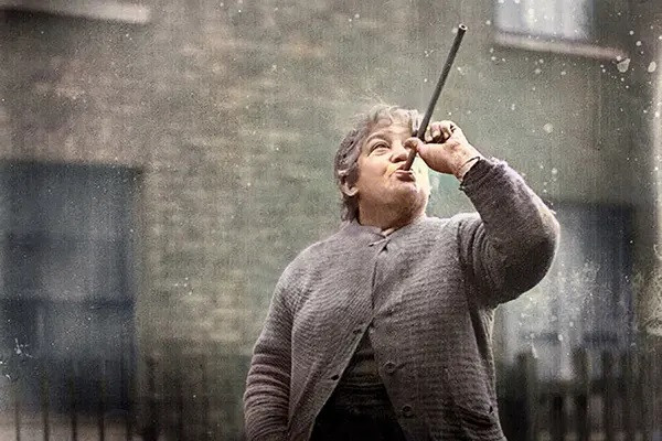 Nghề báo thức là công việc phổ biến ở Hà Lan, Anh, Ireland cách đây vài thế kỷ. Những người làm công việc này thường dùng chiếc gậy dài gõ vào cửa sổ hoặc dùng chiếc ống thổi những hạt đậu nhỏ vào cửa sổ để tạo ra âm thanh, giúp đánh thức khách hàng dậy buổi sáng để kịp giờ đi học, đi làm.