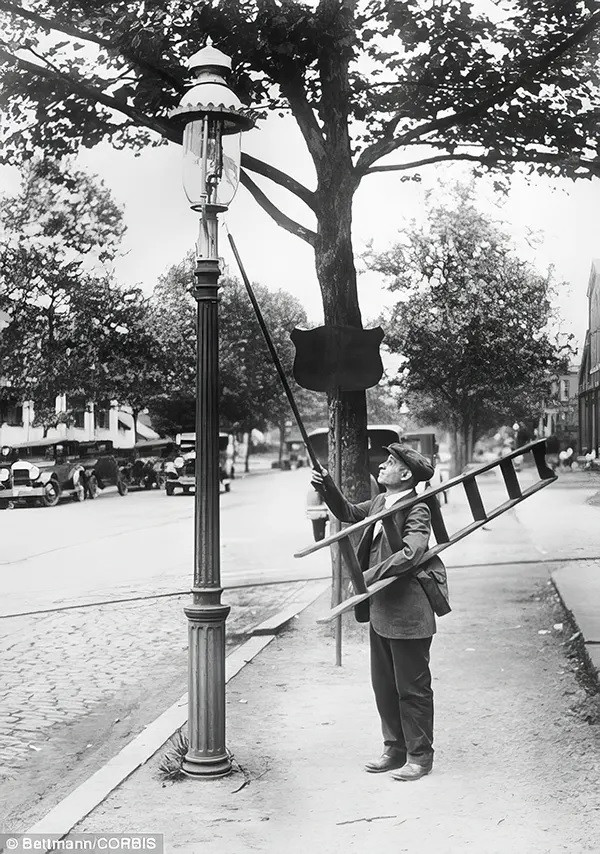 Một công việc từng phổ biến vào thế kỷ 19, đầu thế kỷ 20 là nghề thắp đèn. Vào thời kỳ này, đèn điện chưa xuất hiện. Theo đó, tại các khu vực thành thị, những người làm nghề thắp đèn sẽ dùng chiếc sào dài có bấc hoặc trèo lên thang để thắp sáng đèn đường. Trong ảnh là một người thắp đèn ở Ireland năm 1898.