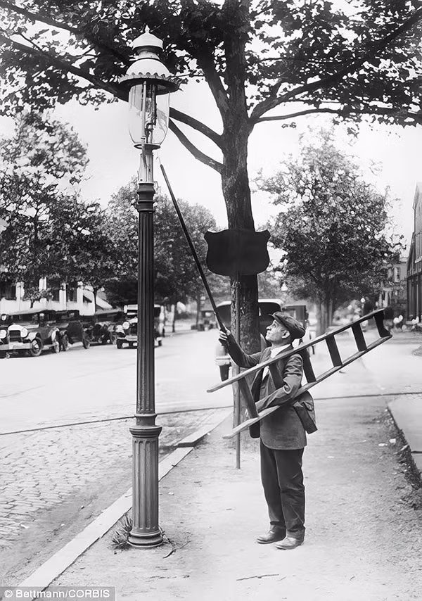 Một công việc từng phổ biến vào thế kỷ 19, đầu thế kỷ 20 là nghề thắp đèn. Vào thời kỳ này, đèn điện chưa xuất hiện. Theo đó, tại các khu vực thành thị, những người làm nghề thắp đèn sẽ dùng chiếc sào dài có bấc hoặc trèo lên thang để thắp sáng đèn đường. Trong ảnh là một người thắp đèn ở Ireland năm 1898.