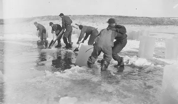 Trong thế kỷ 19, các khối băng chủ yếu được khai thác thủ công. Những công nhân cắt băng thành từng khối lớn ở các hồ đóng băng. Người ta lưu trữ số băng đó để sử dụng trong những tháng mùa Hè.