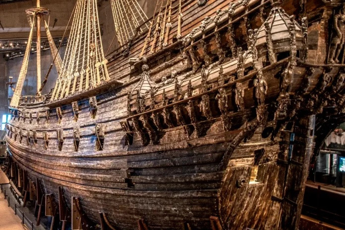 Nhà vua Thụy Điển Gustav II Adolf đã cho đóng tàu chiến Vasa. Con tàu dài gần 70m, nặng hơn 1.200 tấn và được bao phủ bởi những bức chạm khắc bằng gỗ kể những câu chuyện về hoàng gia Thụy Điển. Ảnh: Bengt Nyman from Vaxholm, Sweden.