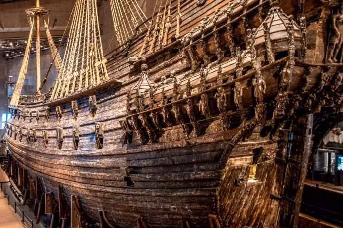 Nhà vua Thụy Điển Gustav II Adolf đã cho đóng tàu chiến Vasa. Con tàu dài gần 70m, nặng hơn 1.200 tấn và được bao phủ bởi những bức chạm khắc bằng gỗ kể những câu chuyện về hoàng gia Thụy Điển. Ảnh: Bengt Nyman from Vaxholm, Sweden.