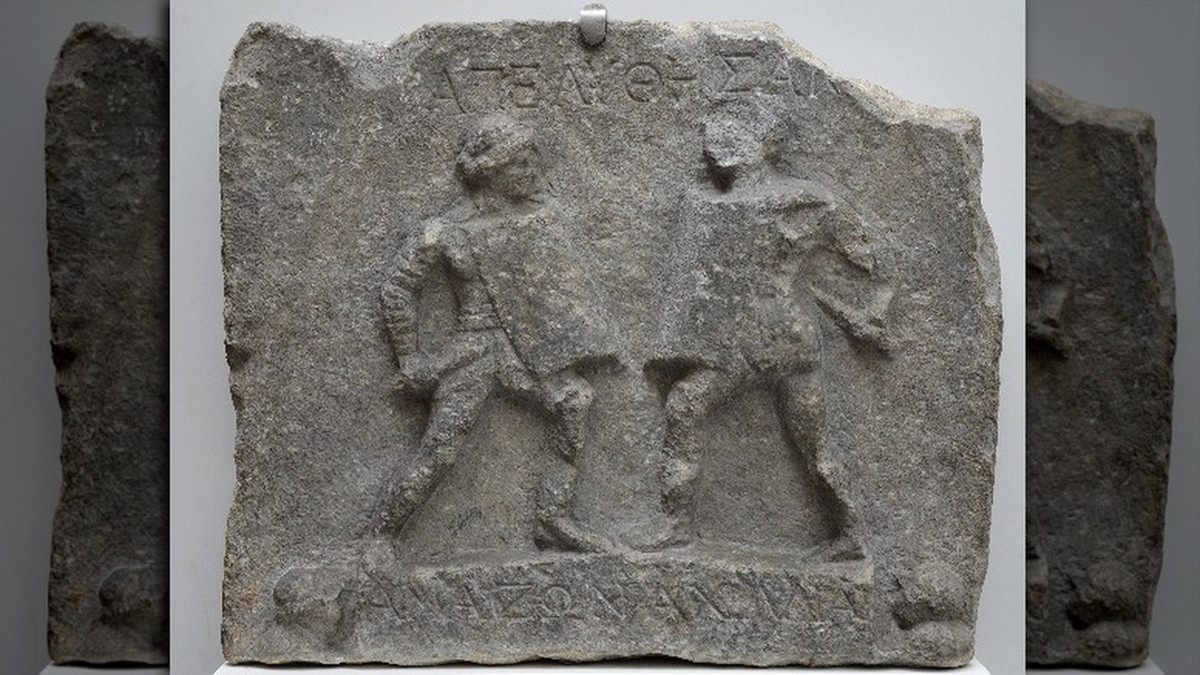 Phần lớn đấu sĩ tham gia các cuộc so tài ở đấu trường La Mã là nam giới. Tuy nhiên, một số người là phụ nữ. Những "bóng hồng" trở thành đấu sĩ thường là tội phạm nghiêm trọng bị kết án tử hình hoặc tù binh. Một số phụ nữ khác xuất thân nghèo khổ.