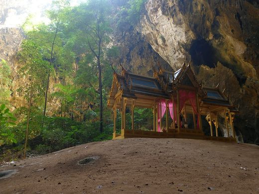 Để tới được hang Phraya Nakhon và chiêm ngưỡng vẻ đẹp của đền Khuha Kharuehat, du khách sẽ có một hành trình khá vất vả vì địa hình hiểm trở và khó đi. Ảnh: JOACHIM LUTZ/CC BY-SA 4.0.