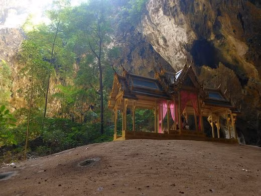 Để tới được hang Phraya Nakhon và chiêm ngưỡng vẻ đẹp của đền Khuha Kharuehat, du khách sẽ có một hành trình khá vất vả vì địa hình hiểm trở và khó đi. Ảnh: JOACHIM LUTZ/CC BY-SA 4.0.