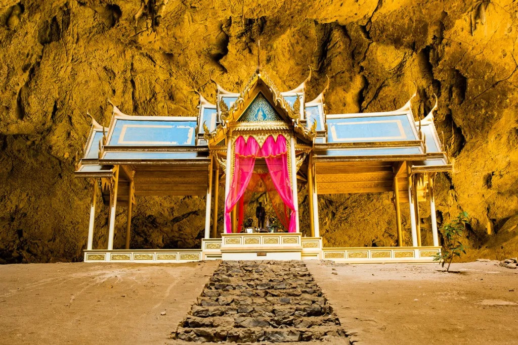 Khi đến nơi, du khách sẽ thấy những điều đó là xứng đáng khi tận mắt nhìn thấy khung cảnh tuyệt đẹp bên trong hang Phraya Nakhon. Ảnh: Howwetravelled.