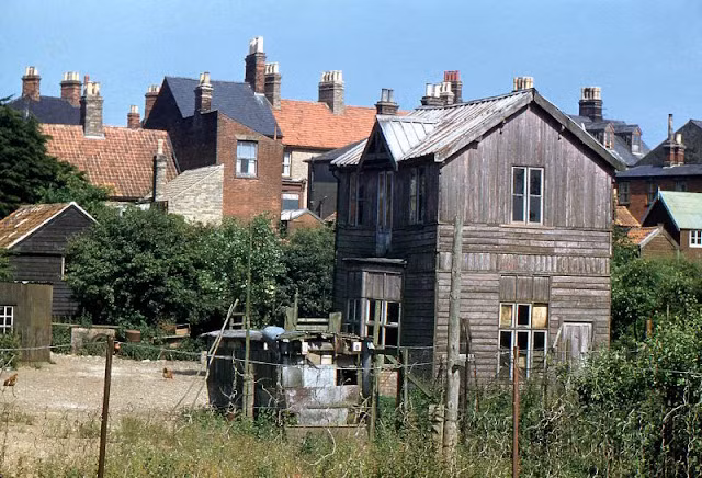 Vào đầu những năm 1950, nhiều người dân ở Kessingland, Suffolk thích sống trong các căn nhà gỗ thay vì xây bằng gạch.