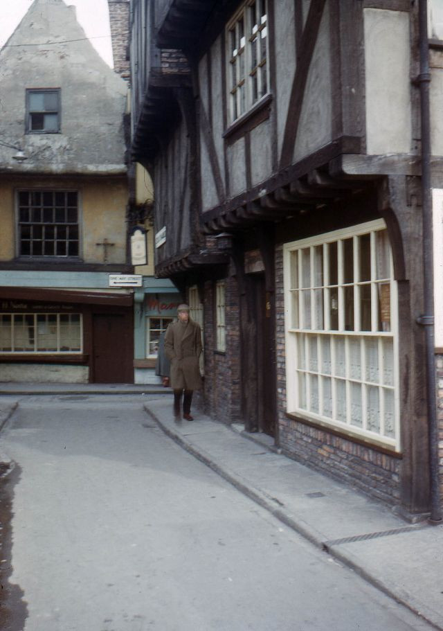 Những ngôi nhà san sát nhau trong một con ngõ nhỏ ở thành phố York, Vương quốc Anh.