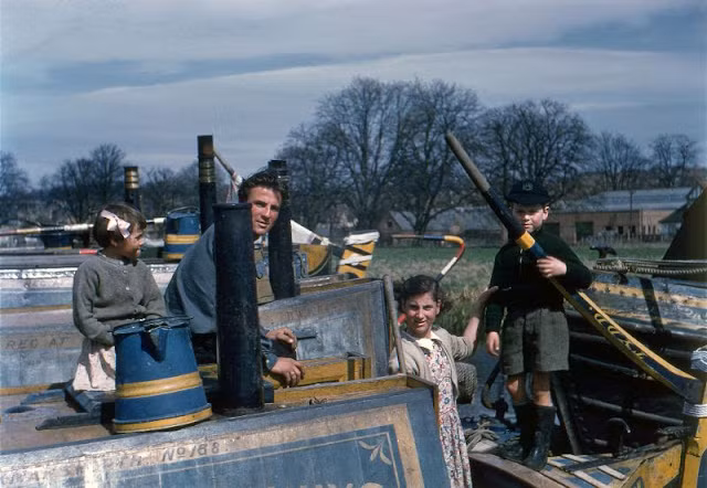 Một gia đình cùng nhau tham gia hoạt động ngoài trời.