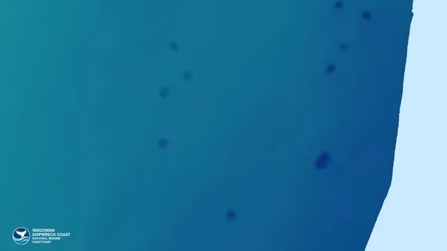 Vào năm 2022, các nhà khoa học đã phát hiện những vòng tròn "lạ" dưới đáy hồ Michigan sau khi kiểm tra, phân tích những hình ảnh sonar trong quá trình lập bản đồ lòng hồ. Cuộc khảo sát mới đây đã xác định đó là những miệng hố khổng lồ với nhiều bí ẩn gây tò mò. Ảnh: Wisconsin Shipwreck Coast National Marine Sanctuary.