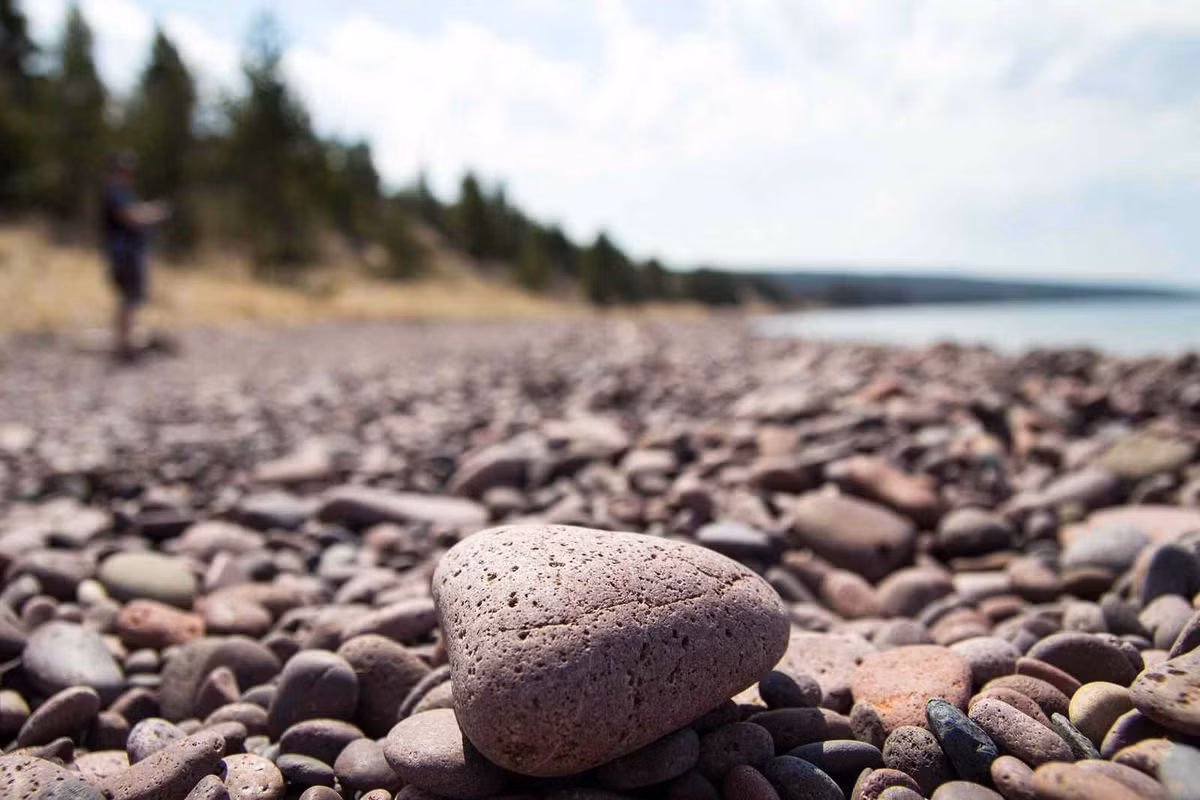 Brendon Baillod, một thợ săn tàu đắm địa phương, cũng đã phát hiện ra một số miệng hố khổng lồ khi đang tìm kiếm một con tàu chở hàng bị đắm tại hồ Michigan. Ảnh: Daniela Beckmann (Flickr).