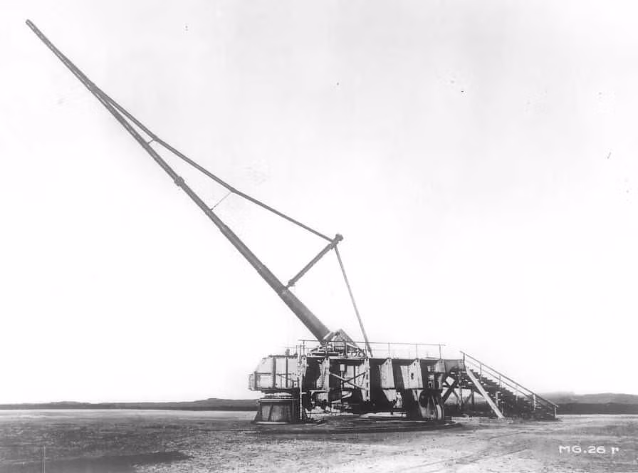 Do trong kho vũ khí chưa có loại pháo nào tầm bắn hiệu quả nên Đức triển khai dự án phát triển siêu pháo có tầm bắn xa nhất lịch sử thế giới. Tên gọi pháo Paris xuất phát từ mục đích trên.