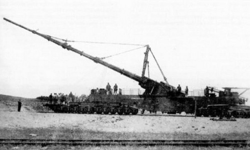 Trong số này, vào ngày 21/3/1918, Đức khai hỏa siêu pháo Paris, nã 21 quả đạn để công phá Paris chỉ trong vòng 15 phút từ rừng Coucy. Theo đó, Pháp tổn thất lớn, thậm chí cho rằng bị đối phương tập kích đường không bằng khinh khí cầu.