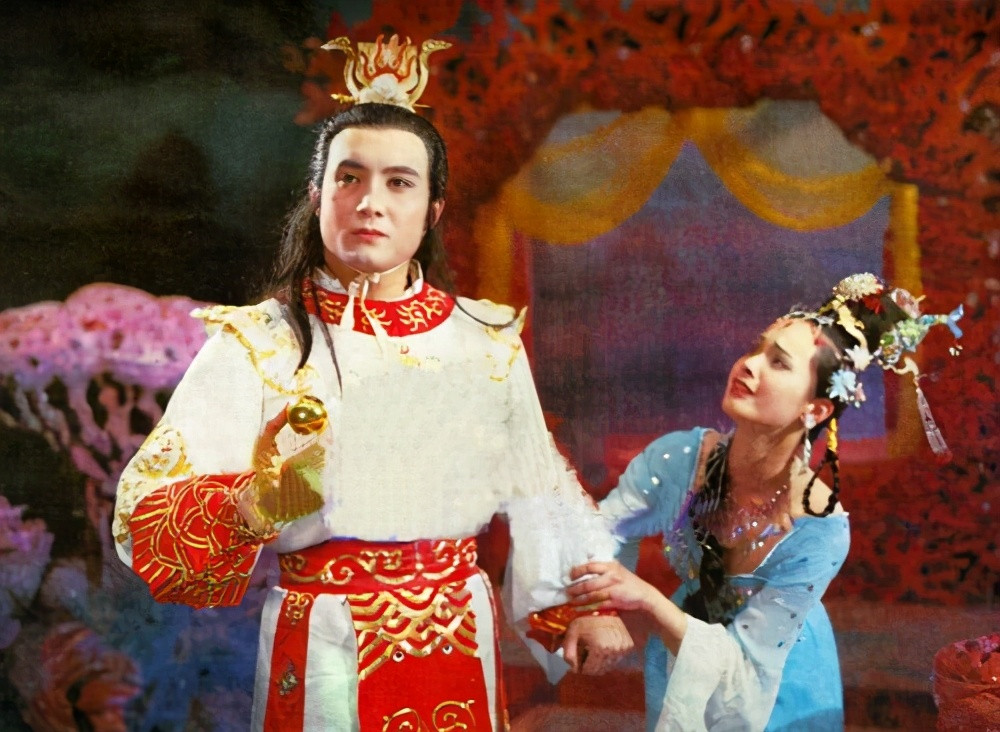 Bạch Long Mã hay còn gọi là Tiểu Bạch Long. Xét về thời gian đi theo phò tá Đường Tăng đi thỉnh kinh, Bạch Long Mã xuất hiện sau Tôn Ngộ Không và trước cả Trư Bát Giới và Sa Tăng.