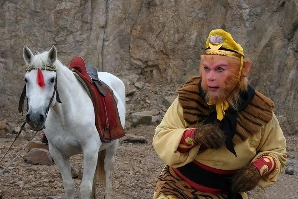 Trên thực tế, Bạch Long Mã là Tam Thái tử Ngao Liệt của Tây Hải Long Vương. Ngao Liệt sau khi phát hiện hôn thê - Công chúa Vạn Thánh ngoại tình với Cửu Đầu Trùng, Ngao Liệt nổi cơn tức giận, vô tình đốt viên ngọc do Ngọc Hoàng tặng làm quà cưới. Do đó, Tam Thái tử bị Ngọc Hoàng kết án tử hình.