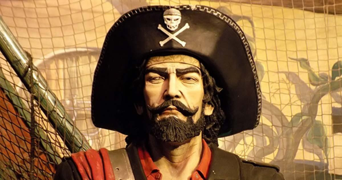 Olivier Levasseur (còn gọi là Diều Hâu) được xem là một trong những hải tặc khét tiếng thế giới. Sinh tại Calais, Pháp năm 1695, y từng được trao giấy phép chặn bắt một tàu tư nhân vào năm 1716. Vài tháng sau đó, không biết vì lý do gì mà Olivier trở thành cướp biển.