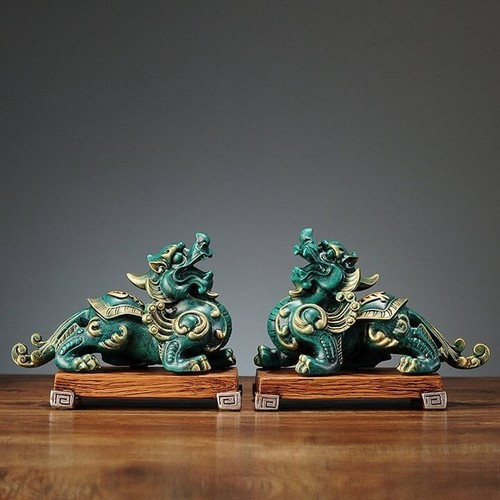  Két sắt là nơi gia chủ cất giữ tài sản giá trị như tiền, vàng bạc, châu báu... Các chuyên gia phong thủy gợi ý có thể đặt một trong 3 thứ trên két sắt để gia tăng vận khí, giàu sang phú quý. Là một trong những vật phẩm phong thủy được nhiều người biết đến, Tỳ Hưu được xem là biểu tượng của tài lộc, mang lại sự giàu có. Chuyên gia phong thủy tin rằng, việc đặt Tỳ Hưu trong nhà sẽ giúp gia chủ gặp nhiều may mắn, đắc tài đắc lộc.