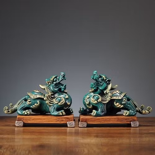  Két sắt là nơi gia chủ cất giữ tài sản giá trị như tiền, vàng bạc, châu báu... Các chuyên gia phong thủy gợi ý có thể đặt một trong 3 thứ trên két sắt để gia tăng vận khí, giàu sang phú quý. Là một trong những vật phẩm phong thủy được nhiều người biết đến, Tỳ Hưu được xem là biểu tượng của tài lộc, mang lại sự giàu có. Chuyên gia phong thủy tin rằng, việc đặt Tỳ Hưu trong nhà sẽ giúp gia chủ gặp nhiều may mắn, đắc tài đắc lộc.