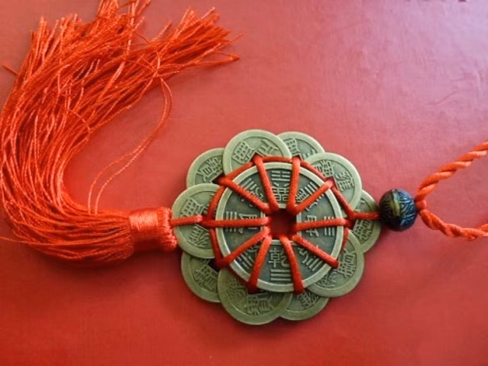 Nhiều gia đình đặt các loại tiền xu phong thủy hình hoa mai 5 cánh và 10 cánh trong két sắt nhằm sinh khí thịnh vượng, chiêu tài, đón lộc.