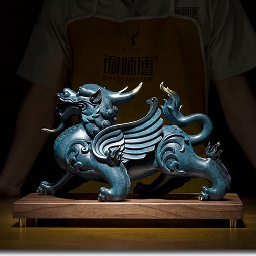 Tỳ Hưu thường được đặt trên két sắt, quay mặt hướng ra phía cửa chính hoặc cửa sổ nhằm chiêu tài hút lộc. Tuyệt đối không nên đặt vật phẩm phong thủy này đối diện chỗ ngồi hoặc giường ngủ vì việc làm này đồng nghĩa với việc tự hút đi tài khí của bản thân và gia đình.