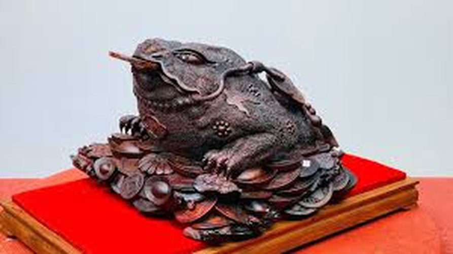 Chuyên gia phong thủy gợi ý gia chủ có thể đặt Thiềm Thừ lên trên két sắt. Để linh vật này phát huy tốt khả năng chiêu tài, hãy đặt Thiềm Thừ quay đầu vào trong nhà.