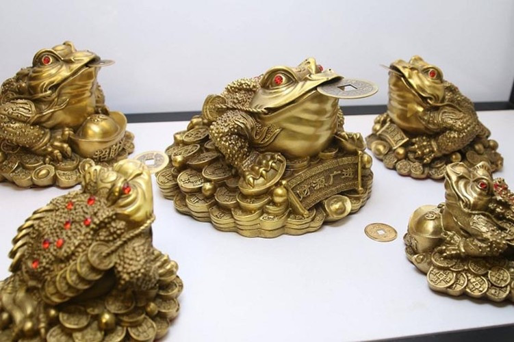 Thiềm Thừ. Theo phong thủy, Thiềm Thừ - linh vật có hình con cóc ngậm tiền trong miệng và ngồi trên tấm thảm châu báu, tiền bạc, vàng thỏi... Nó được cho là có thể giúp gia chủ chiêu tài, bình an, may mắn.