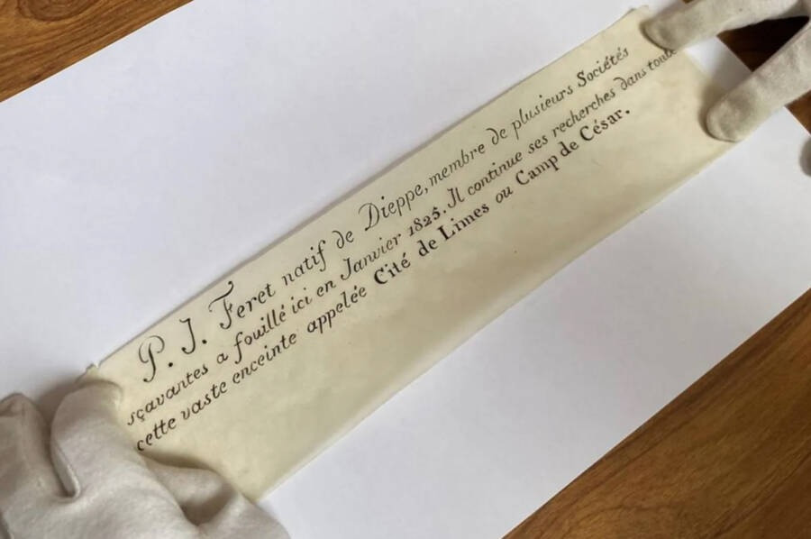 Guillaume Blondel, một nhà khảo cổ học địa phương và là người chỉ đạo cuộc khai quật, cho hay chiếc chai thủy tinh màu trắng chứa thông điệp khoảng 200 tuổi được phát hiện tại một chiến hào.