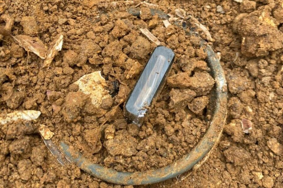 Cụ thể, bên trong chiếc chai có chứa một tờ giấy do một nhà khảo cổ học để lại vào năm 1825. Nhà khảo cổ này từng tham gia cuộc khai quật tại đây.