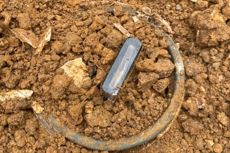 Cụ thể, bên trong chiếc chai có chứa một tờ giấy do một nhà khảo cổ học để lại vào năm 1825. Nhà khảo cổ này từng tham gia cuộc khai quật tại đây.