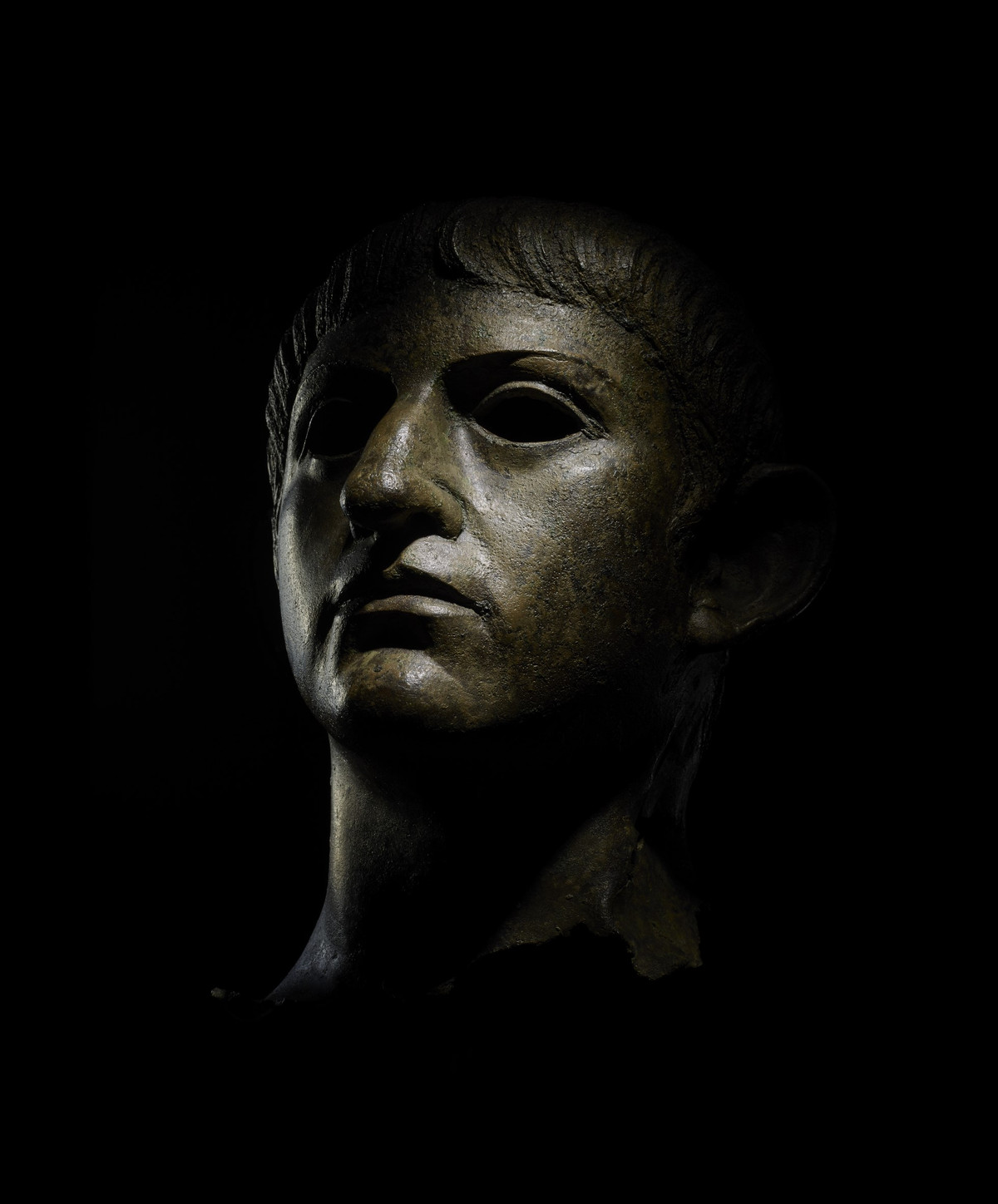 Ngay cả người thân trong gia đình cũng bị bạo chúa Nero giết hại một cách tàn nhẫn. Ông hoàng này đã giết mẹ ruột, đánh chết người vợ đang mang thai, con trai, bố vợ...