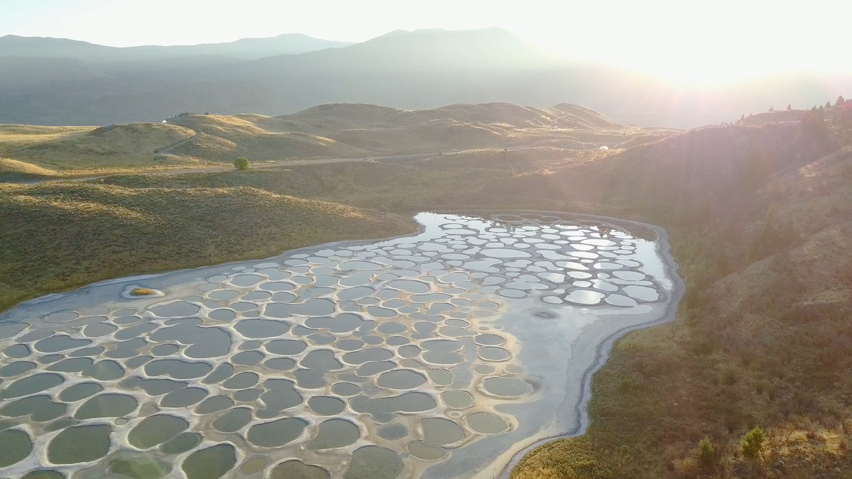 Khi sang mùa Xuân và mùa Hè, phần lớn nước bốc hơi khỏi hồ, để lại các mỏ khoáng chất trông giống như những chấm bi. Theo thời gian, các "đốm" sẽ có những màu độc đáo như vàng, xanh lục, xanh lam...