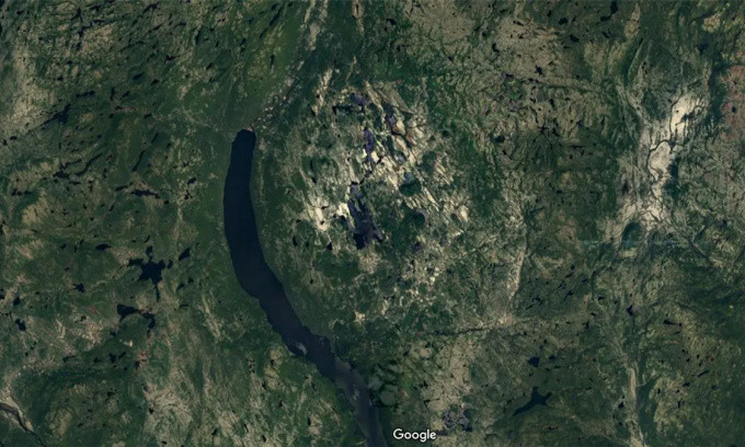 Theo IFL Science, trong lúc xem Google Maps để lên kế hoạch cho chuyến cắm trại ở Côte-Nord, Quebec, Joel Lapointe tình cờ phát hiện cấu trúc "lạ" có hình cầu, dài khoảng 15 km bao quanh hồ Marsal. Ảnh: Google Maps.
