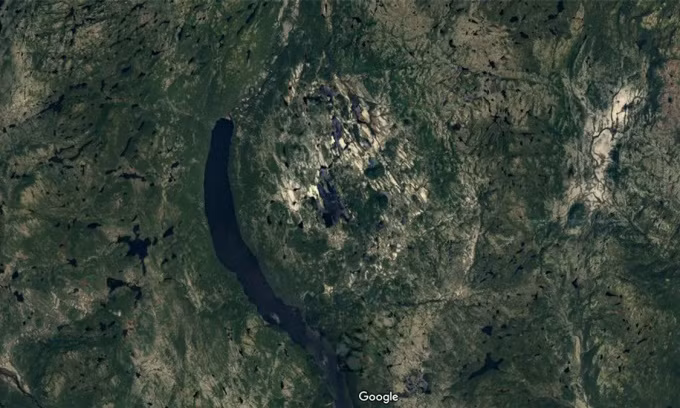 Theo IFL Science, trong lúc xem Google Maps để lên kế hoạch cho chuyến cắm trại ở Côte-Nord, Quebec, Joel Lapointe tình cờ phát hiện cấu trúc "lạ" có hình cầu, dài khoảng 15 km bao quanh hồ Marsal. Ảnh: Google Maps.