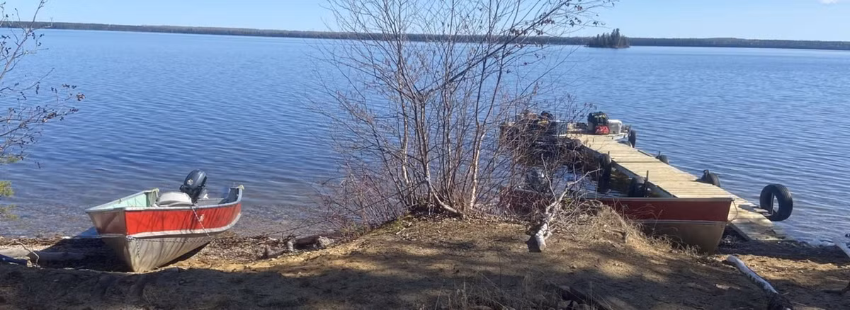 Ông Rochette cùng đồng nghiệp xem xét kỹ hơn khu vực phát hiện cấu trúc "lạ" và tin rằng vành đai núi nhỏ bao quanh hồ có thể trước đây đã bị phân loại sai. Ảnh: Akinaoutpostcamps.