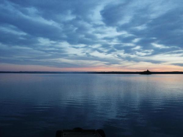 "Cấu trúc này, từng được cho là một ống núi lửa có tên Marsal breccia, nằm trong một khu vực không có hoạt động magma sau sự kiện Grenville. Trên thực tế, nó giống với đá tan chảy ở đáy hố thiên thạch hơn, khá giống với trường hợp hố thiên thạch Mistastin và Janisjarvi", nhóm nghiên cứu viết trong bài báo mới. Ảnh: Akinaoutpostcamps.