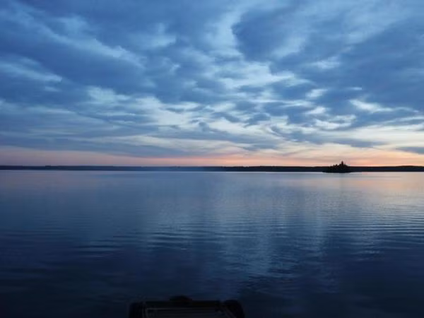 "Cấu trúc này, từng được cho là một ống núi lửa có tên Marsal breccia, nằm trong một khu vực không có hoạt động magma sau sự kiện Grenville. Trên thực tế, nó giống với đá tan chảy ở đáy hố thiên thạch hơn, khá giống với trường hợp hố thiên thạch Mistastin và Janisjarvi", nhóm nghiên cứu viết trong bài báo mới. Ảnh: Akinaoutpostcamps.