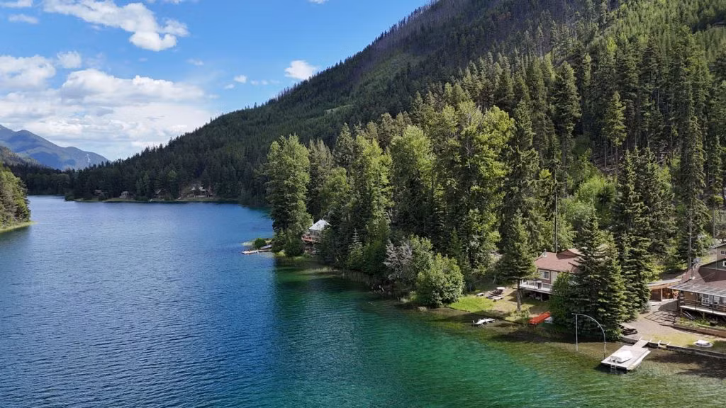 "Dựa trên các bằng chứng sơ bộ đã có, hồ Marsal có thể trở thành cấu trúc va chạm thứ 11 được xác nhận tại Quebec. Nguồn gốc vụ va chạm có thể xác nhận qua mẫu vật hiện có hoặc thông qua một chuyến thám hiểm chuyên sâu hơn trong tương lai", nhóm nghiên cứu viết. Ảnh: Westernlandgroup.